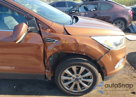 2017 Ford Escape Titanium z USA, uszkodzony, nr VIN 1FMCU9J93HUA31651